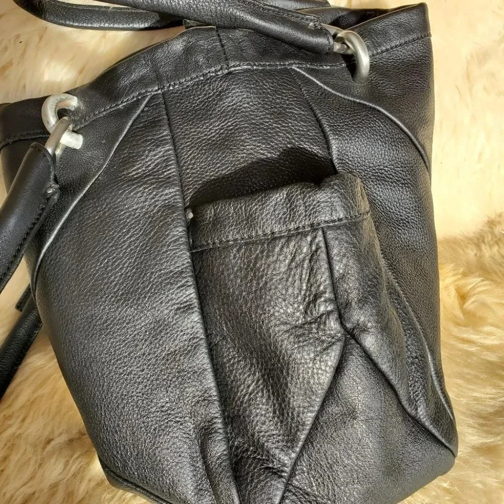 Just a great HAUL-ALL Bag ~ EUC: Calvin Klein Black Leather Bucket Bag